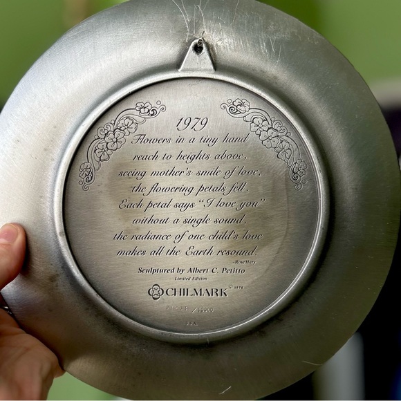 VTG Dainty Sculptured Mom & Daughter Heart Warming Round Etched Art Floral Decor - Picture 5 of 8